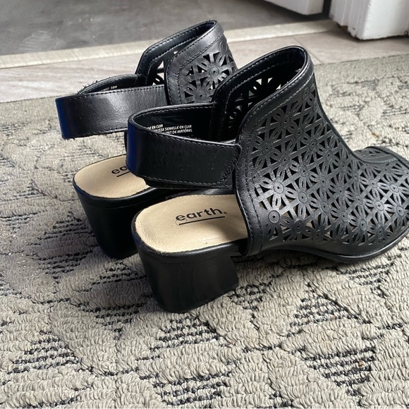 NEW Earth Black Leather Sandal Block Heels Sz 10 - Picture 2 of 6